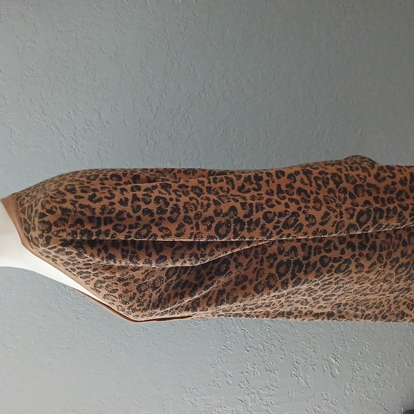 Time and Tru leopard print long sleeve - Picture 5 of 9